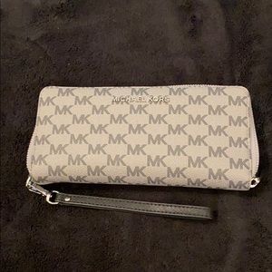 Michael kors clutch wallet